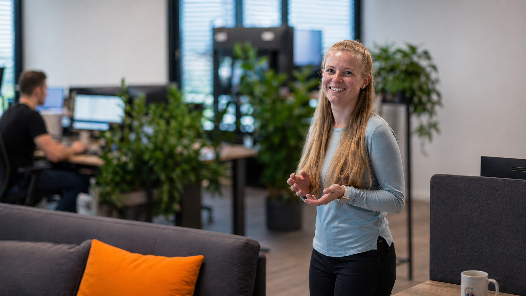 Collega aan het werk op kantoor